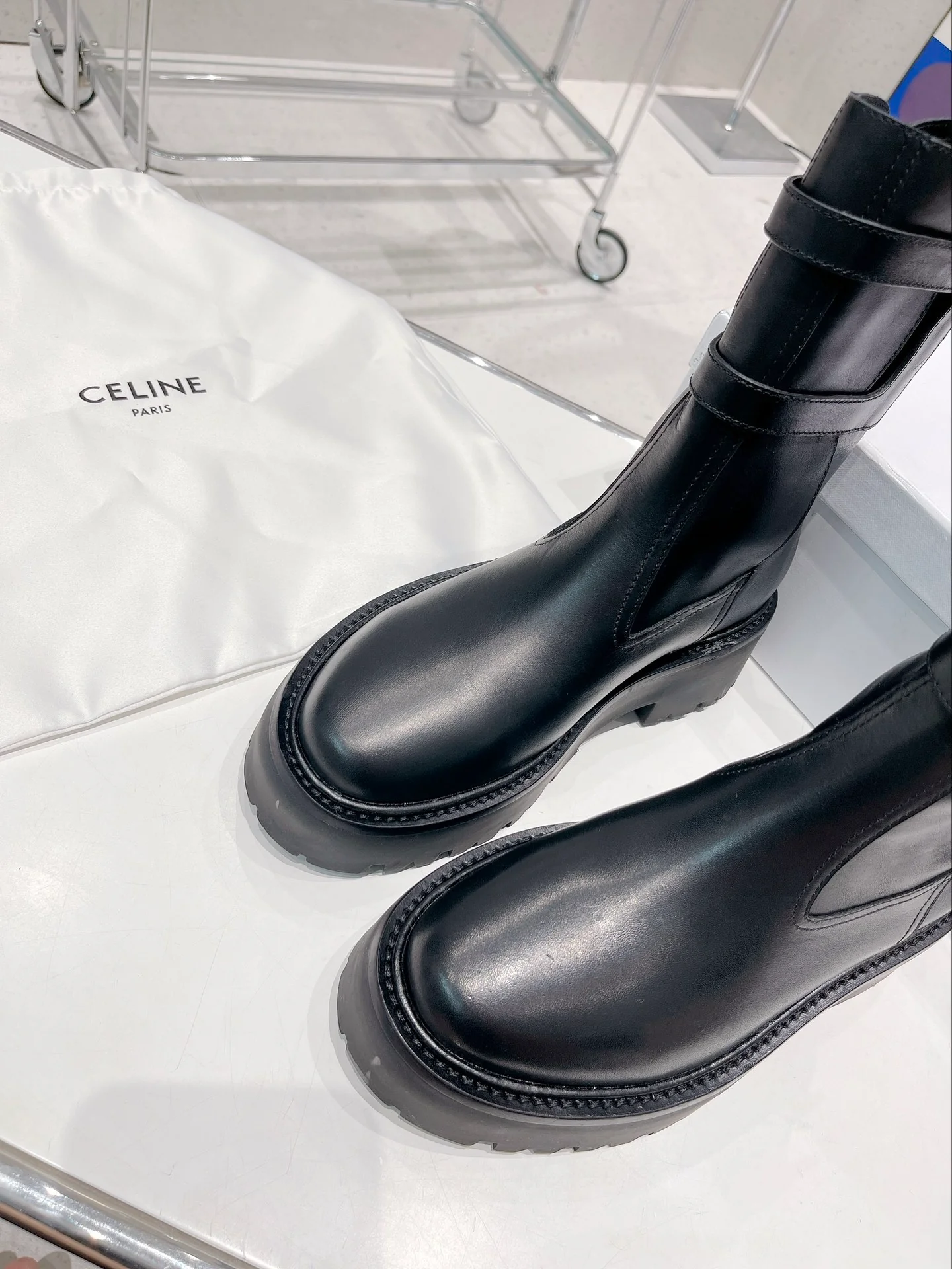 Новинка сезона осень/зима 2022 от Celine — ботинки с двойной кожаной пряжкой.