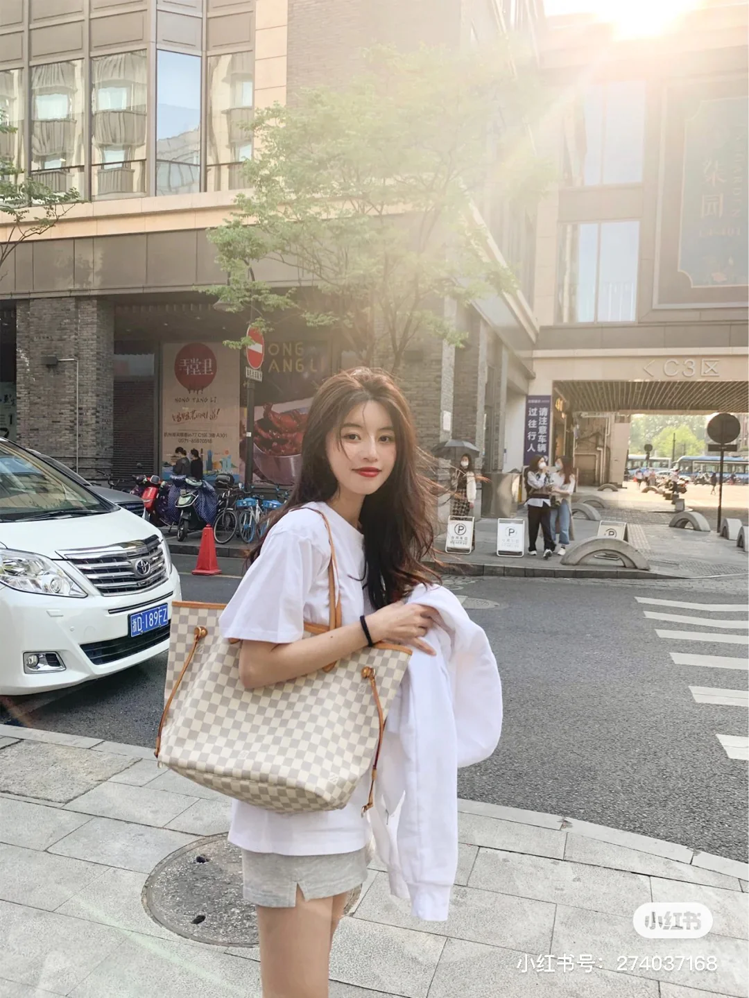 n41605-LV-neverfull-handbag-on-body photo