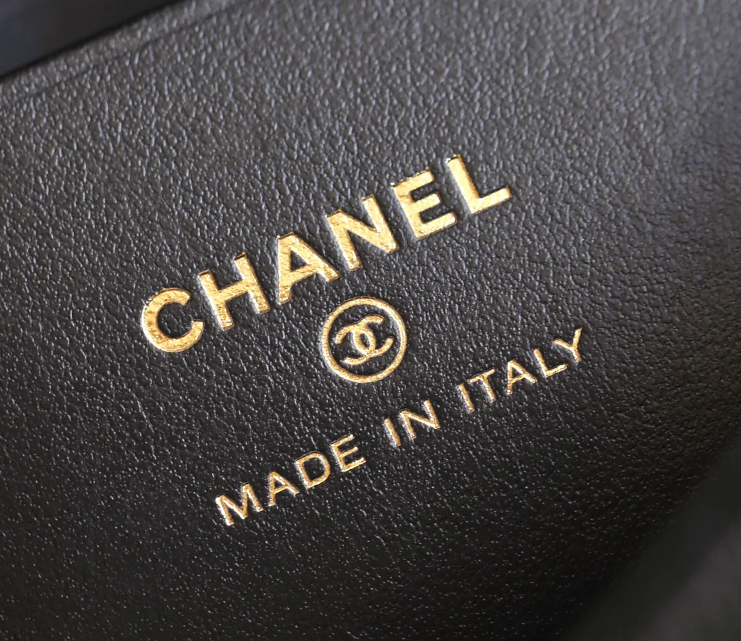 Сумка Chanel с цепочкой и клапаном — черная с фурнитурой из светлого золота.