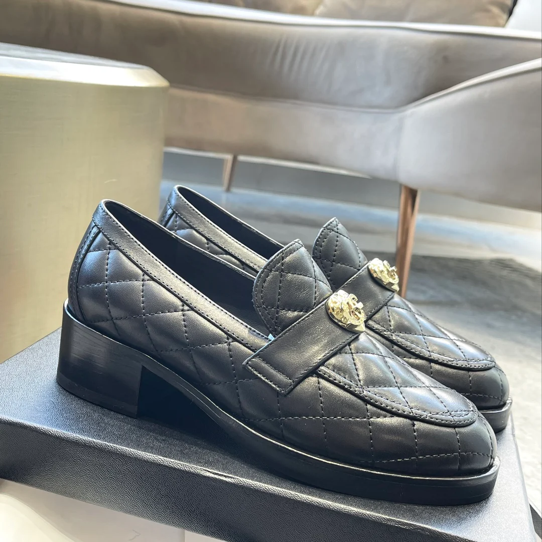 Новинка сезона весна/лето 2023 от Chanel — массивные лоферы в форме сердца с пряжкой.