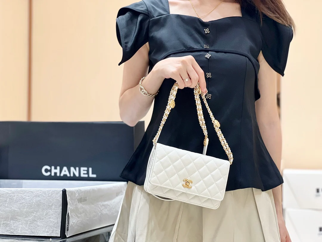 Сумка Chanel CF с цепочкой и монетками — зернистая кожа — большой размер — белая — фотографии в ношении.