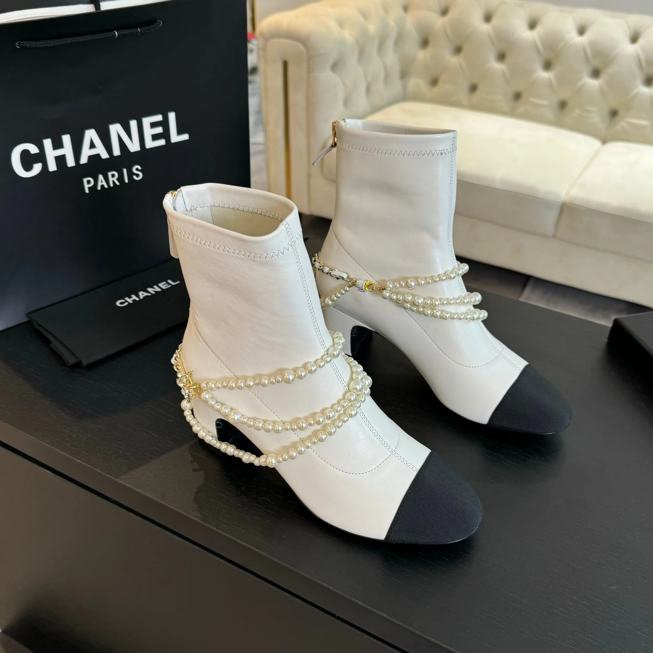 Ботильоны Chanel 2024 с жемчужной цепочкой - белые