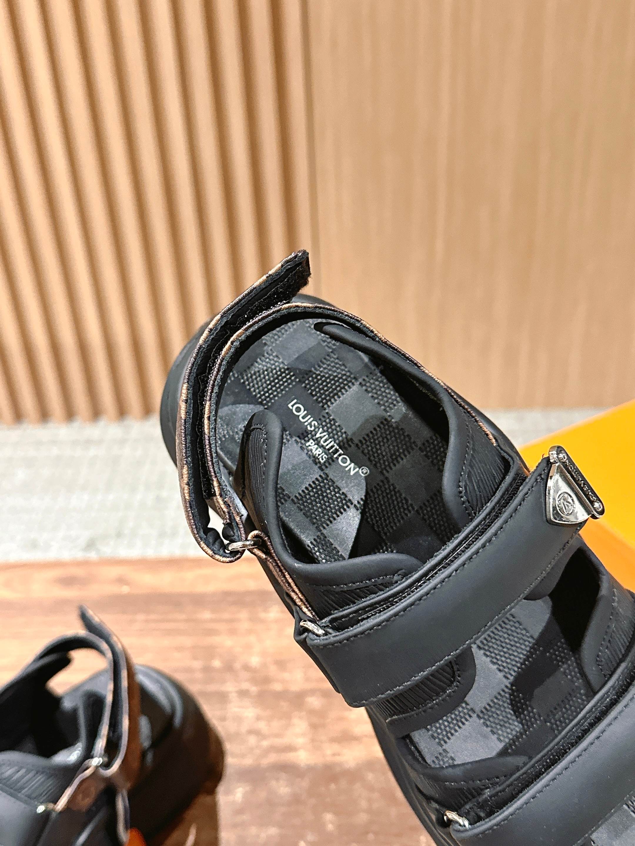 Новая коллекция LV ?Ранняя весна 2025? — кожаные замшевые сандалии — черные.