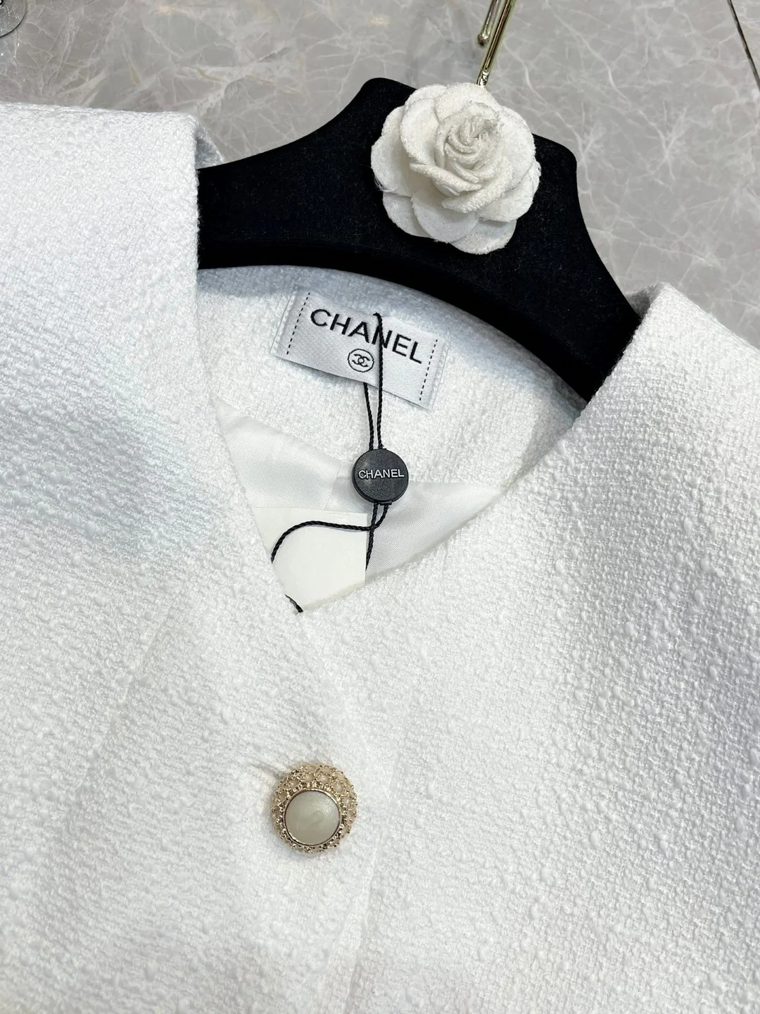 Chanel 2403 - Элегантный твидовый костюм с жакетом - Белый