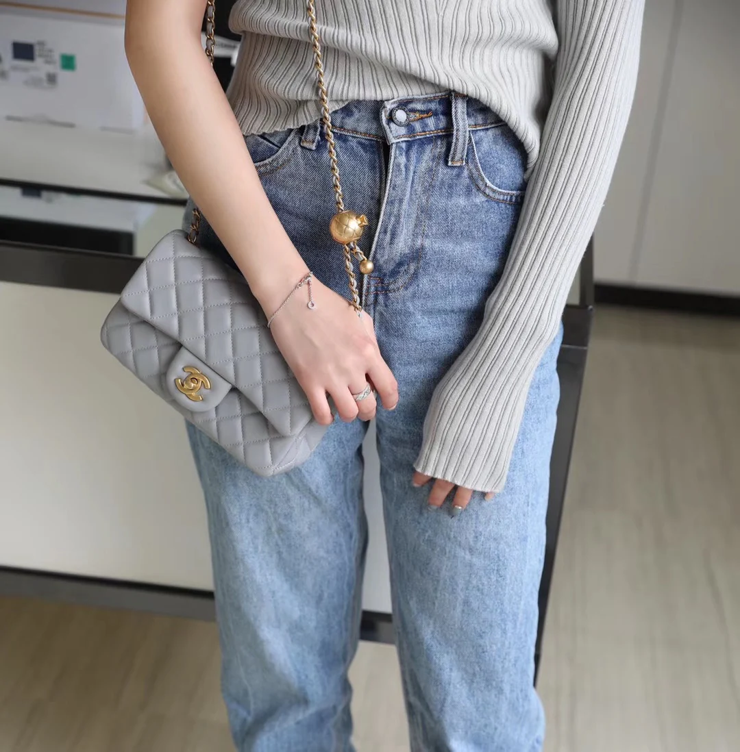 Chanel - Золотая сумка-клапан с шариком из углеродного волокна - Серая