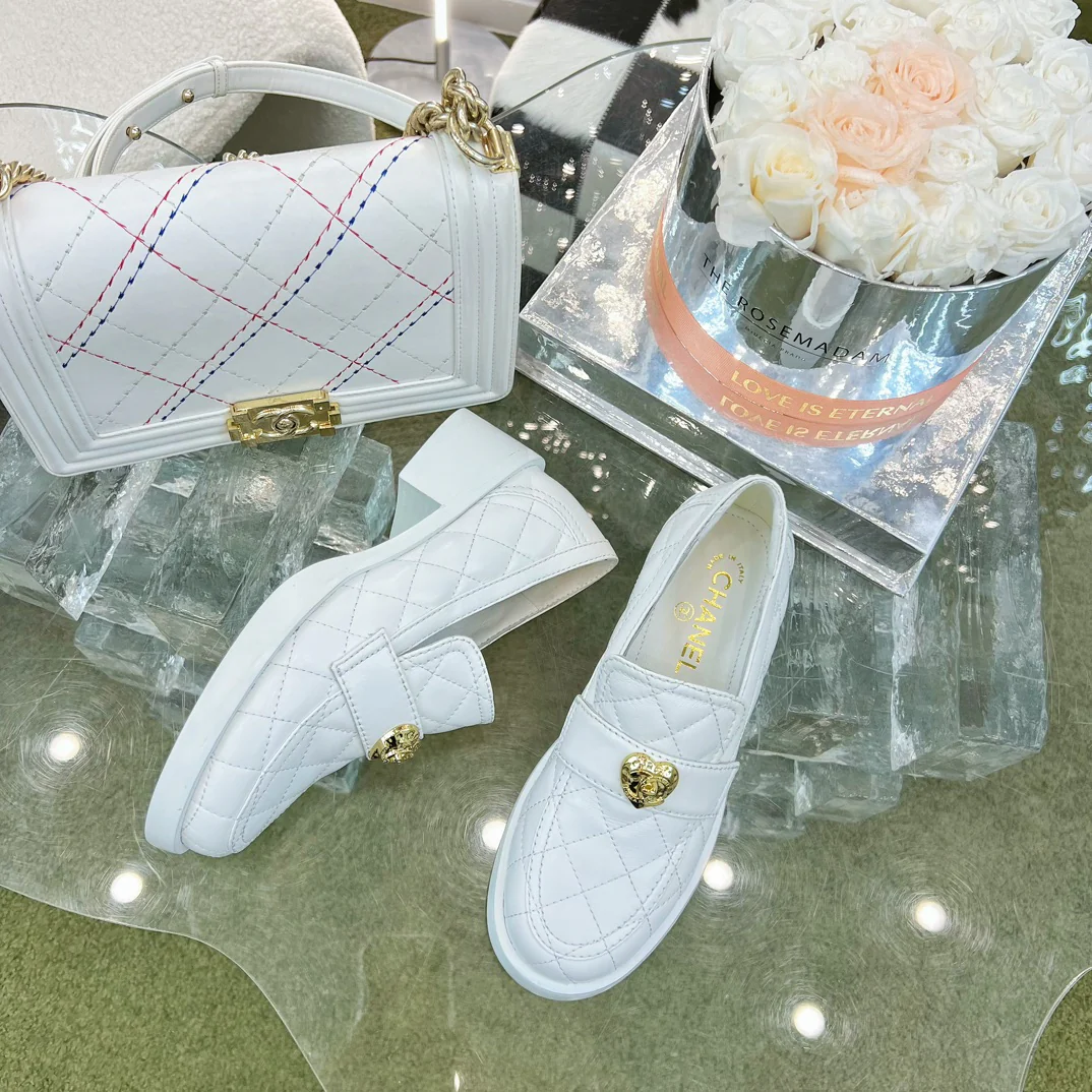 Новинка 2023 года от Chanel - Кожаные лоферы в форме сердца - Белые