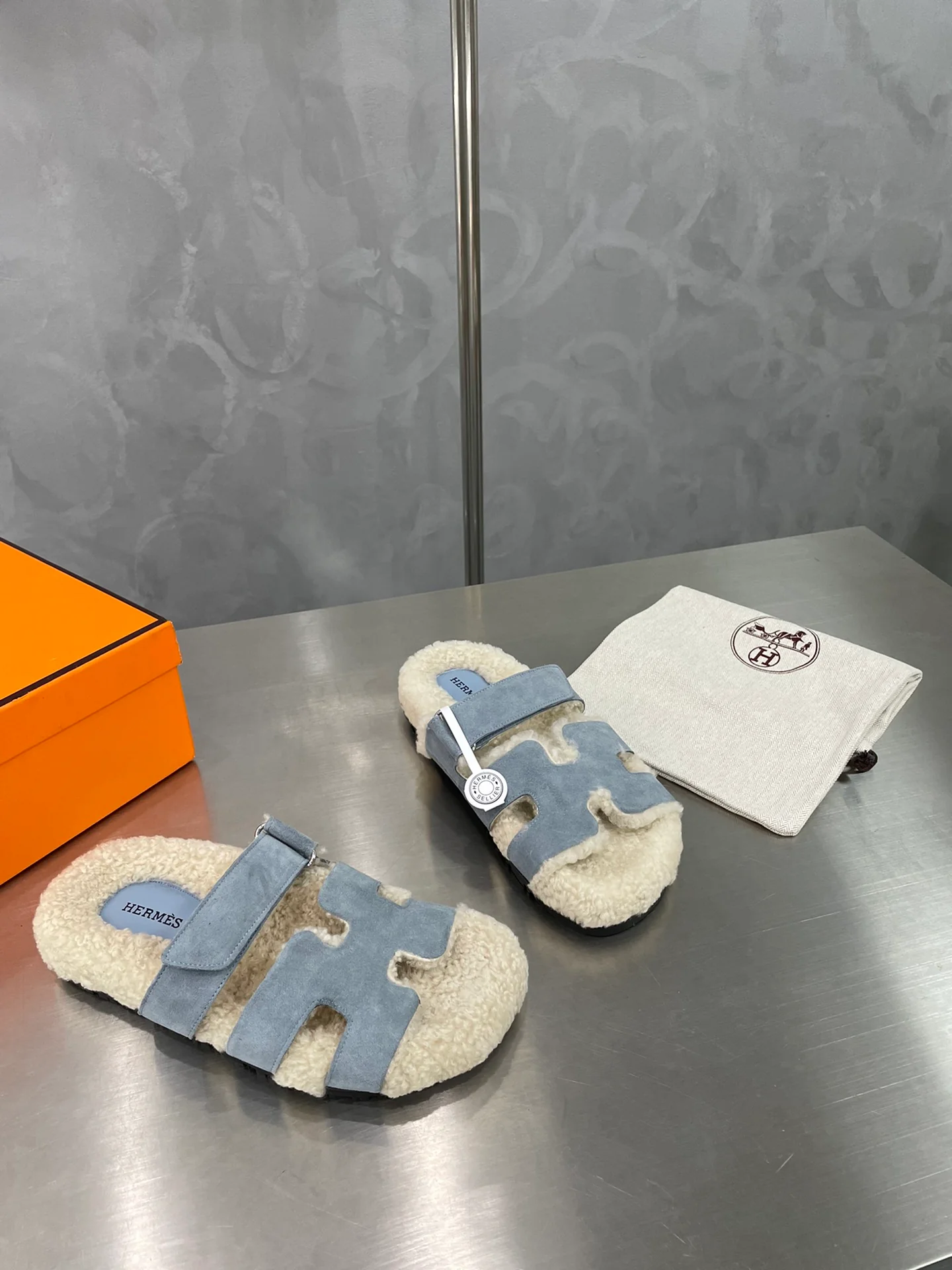 Шерстяные тапочки Hermes с радужным цветовым блоком - белые и синие