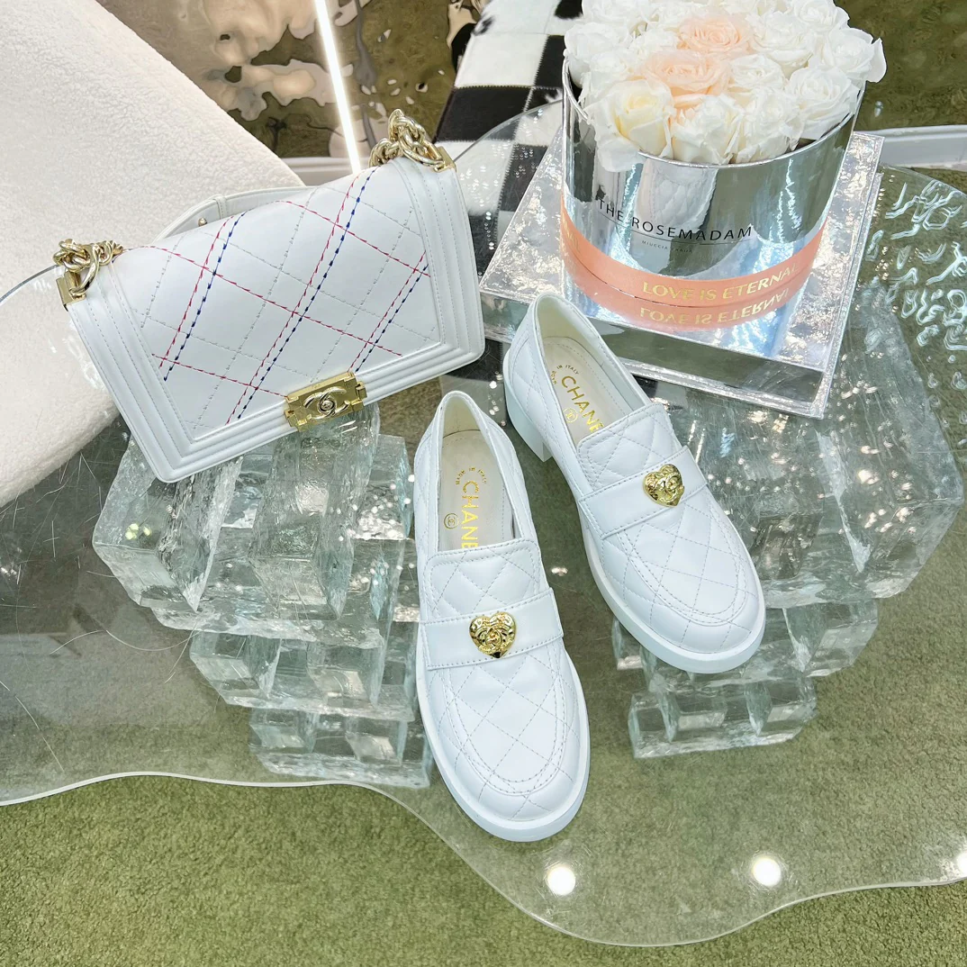 Новинка 2023 года от Chanel - Кожаные лоферы в форме сердца - Белые