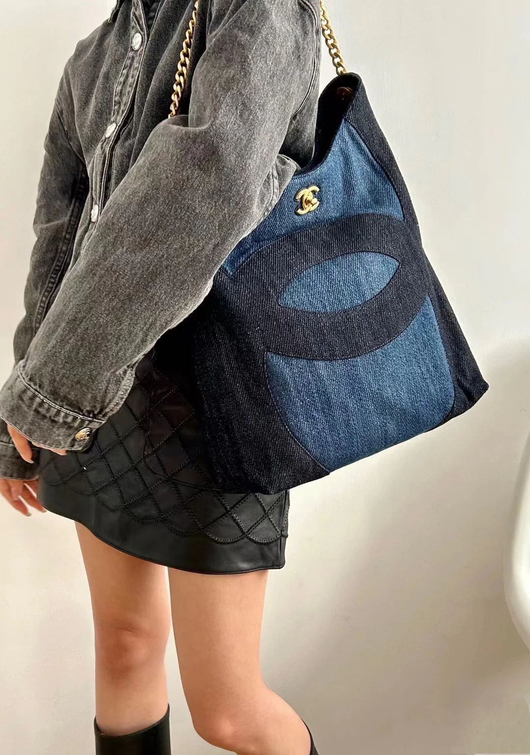 Коллекция Chanel Весна/Лето 2023 - Синяя джинсовая сумка-тоут - Черная отделка на синем основании