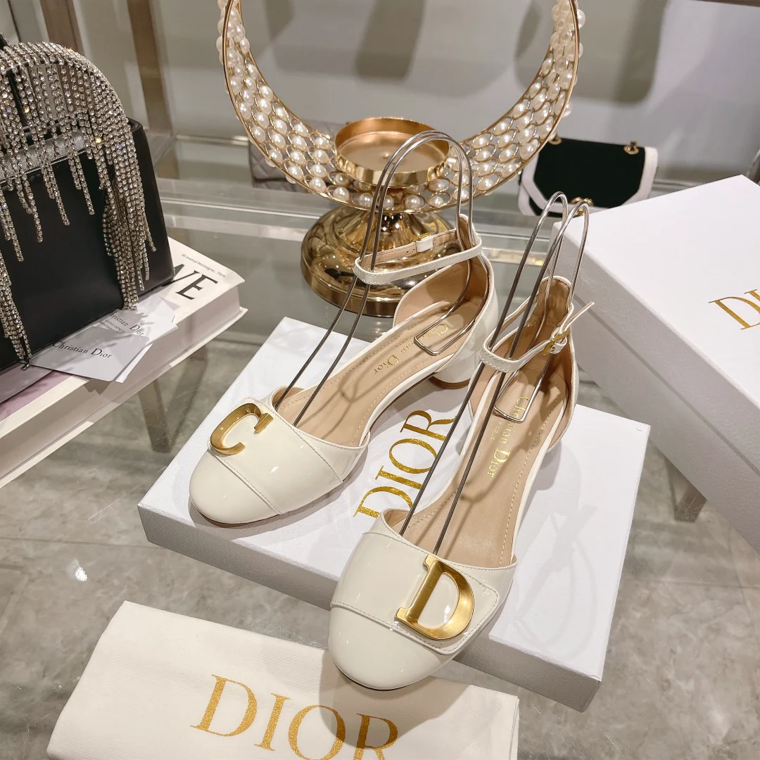 Новинка весны 2023 года от Dior — сандалии с закрытым носком и ажурной подошвой — лакированная кожа, белые.