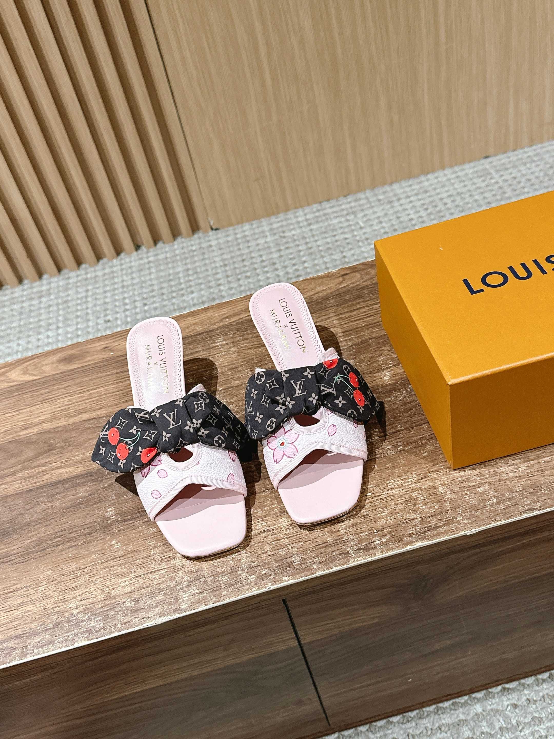 LV - Босоножки на низком каблуке с бантом и цветущей сакурой - Светло-розовые