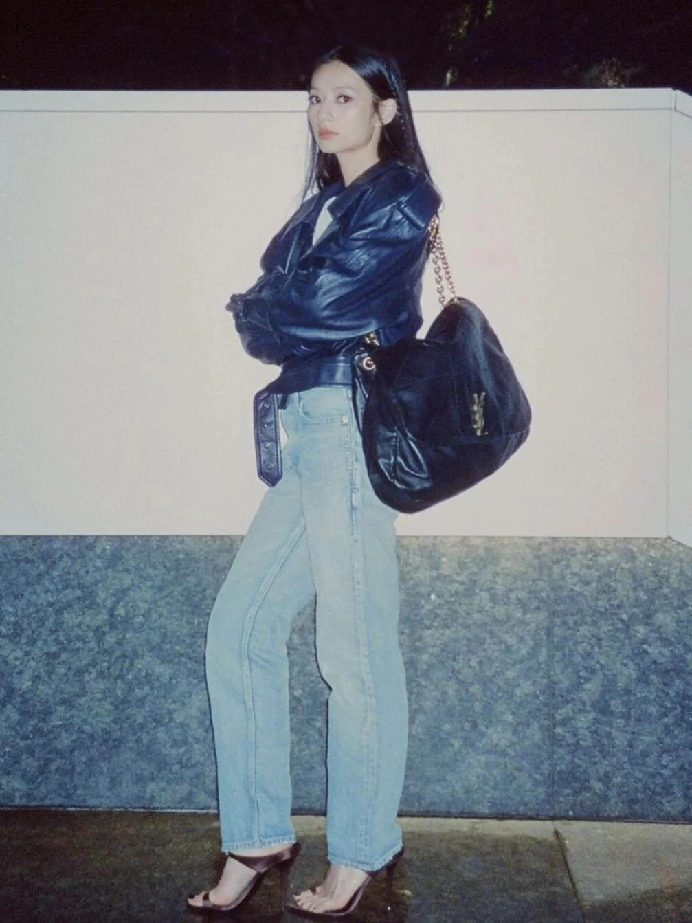 Сумка YSL из кожи ягненка наппа с двумя цепочками — в стиле Джейми — фотографии в одежде.