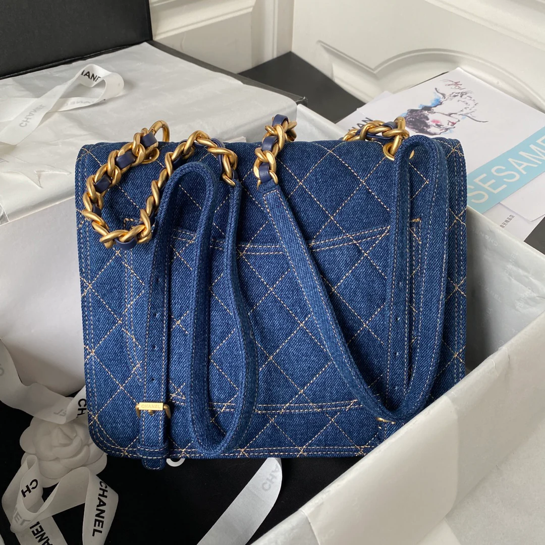 Коллекция Chanel Весна/Лето 2023 - Сумка Postman Flap Bag - Темно-синий джинсовый цвет - 22 см