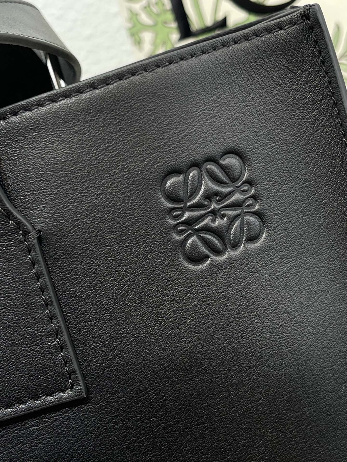 Сумка-тоут Loewe с прямой застежкой и регулируемой длиной ручек.