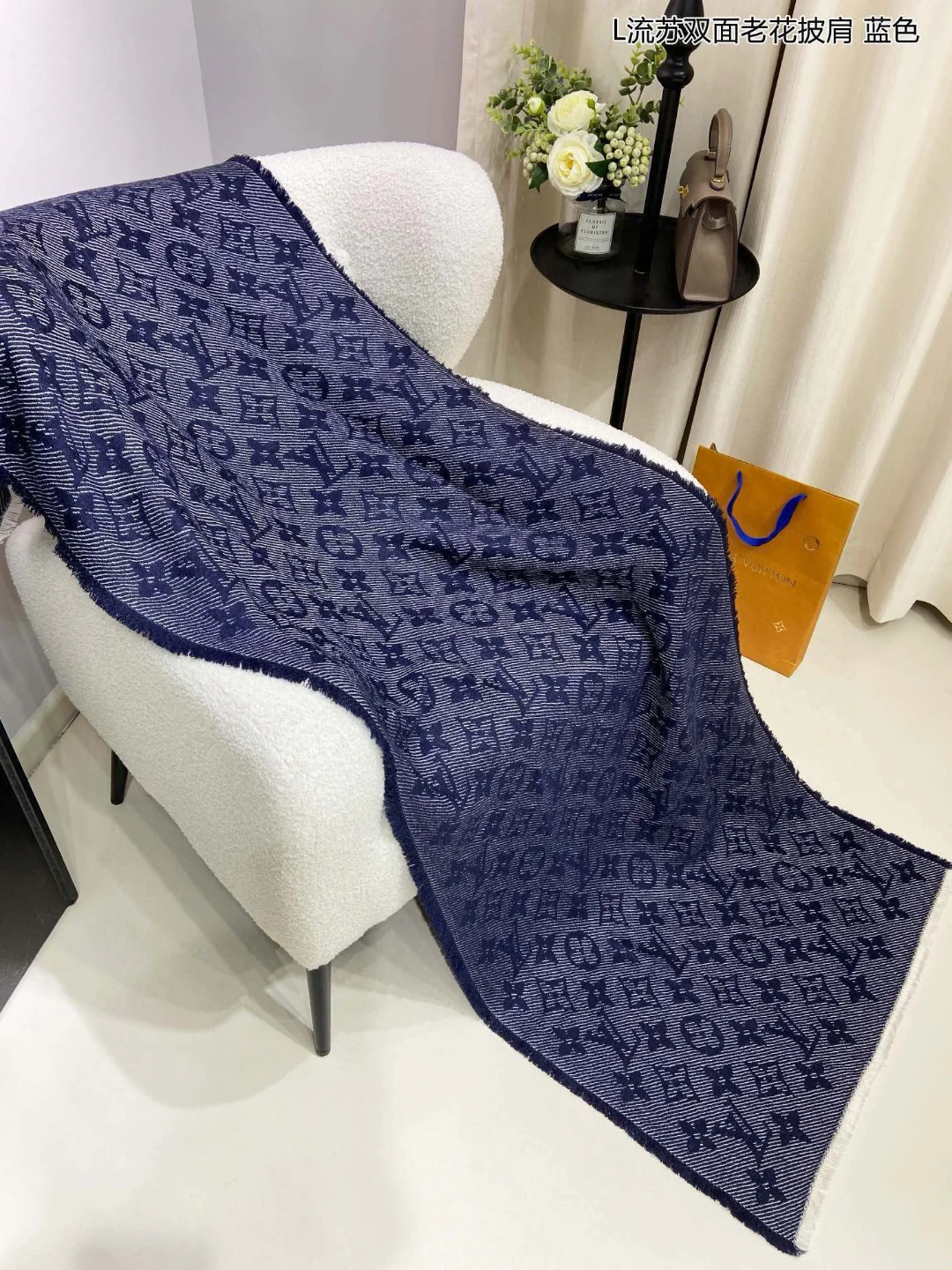 Классический шарф LV-2024 с принтом, серый.