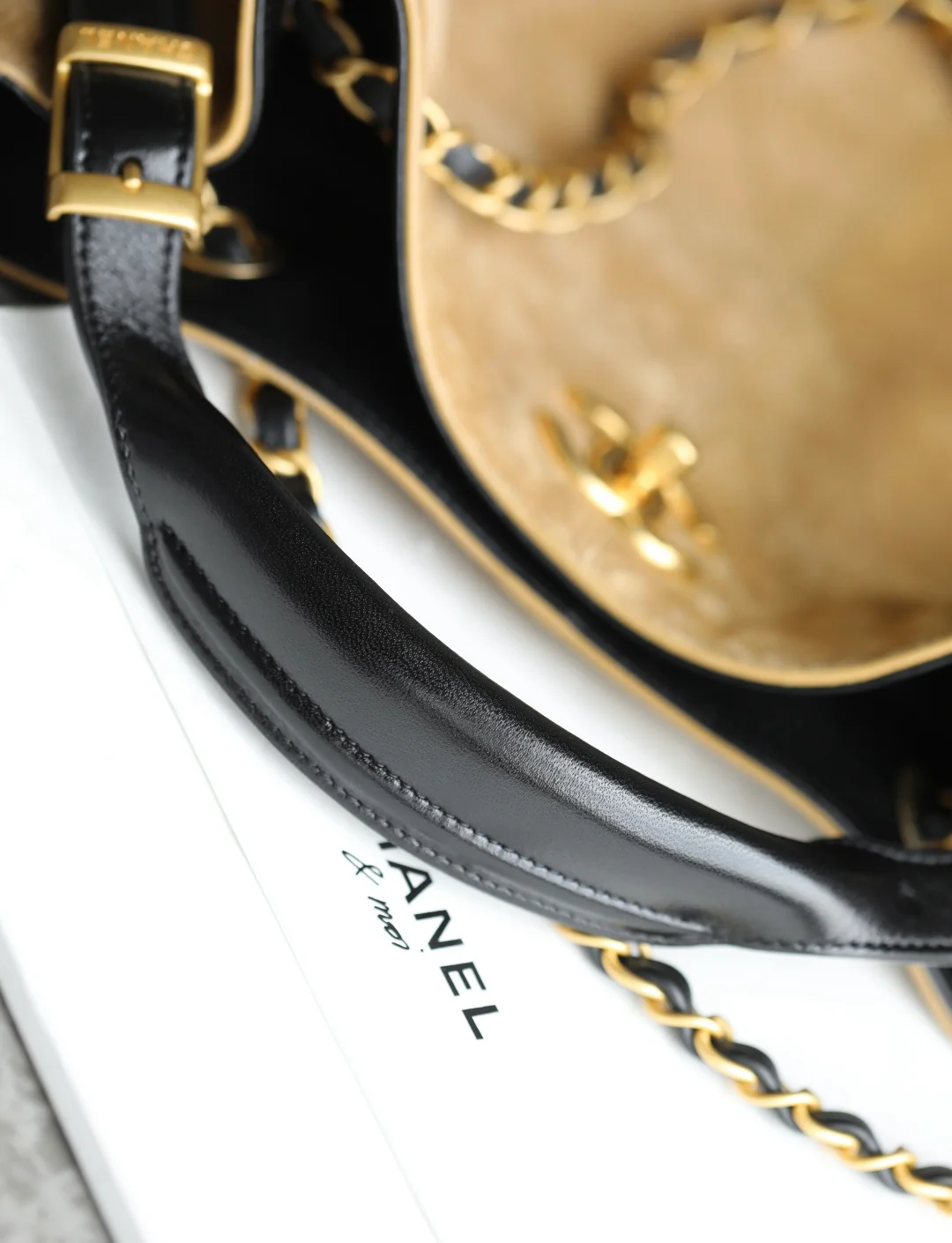 Chanel - Замшевая прямая сумка-шоппер - Коричневая с золотой фурнитурой