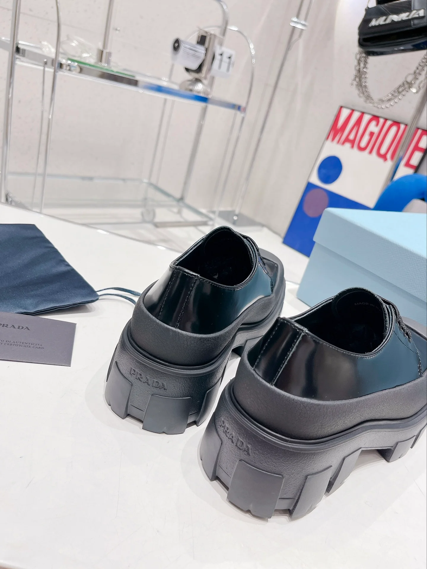 Новинка Prada 2022 года - лоферы на платформе с квадратным носком.