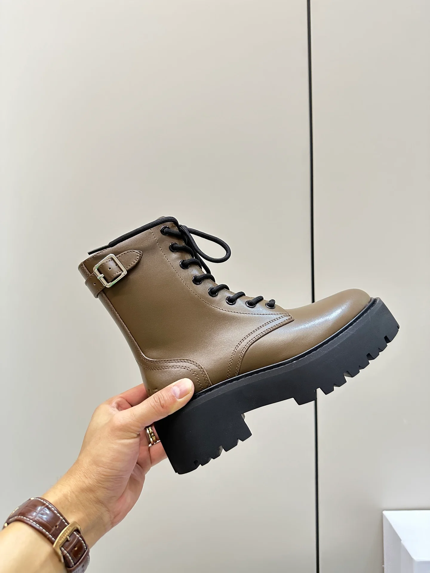 Ботинки Celine на платформе с перфорацией из телячьей кожи - коричнево-зеленые