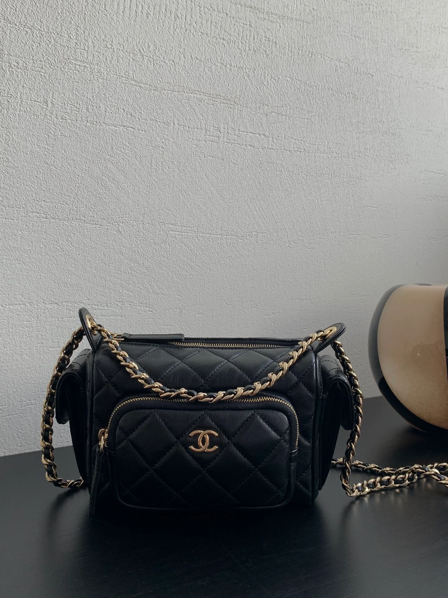 Сумка-фотоаппарат Chanel с плетеной цепочкой, черная с золотыми вставками, маленький размер - черная