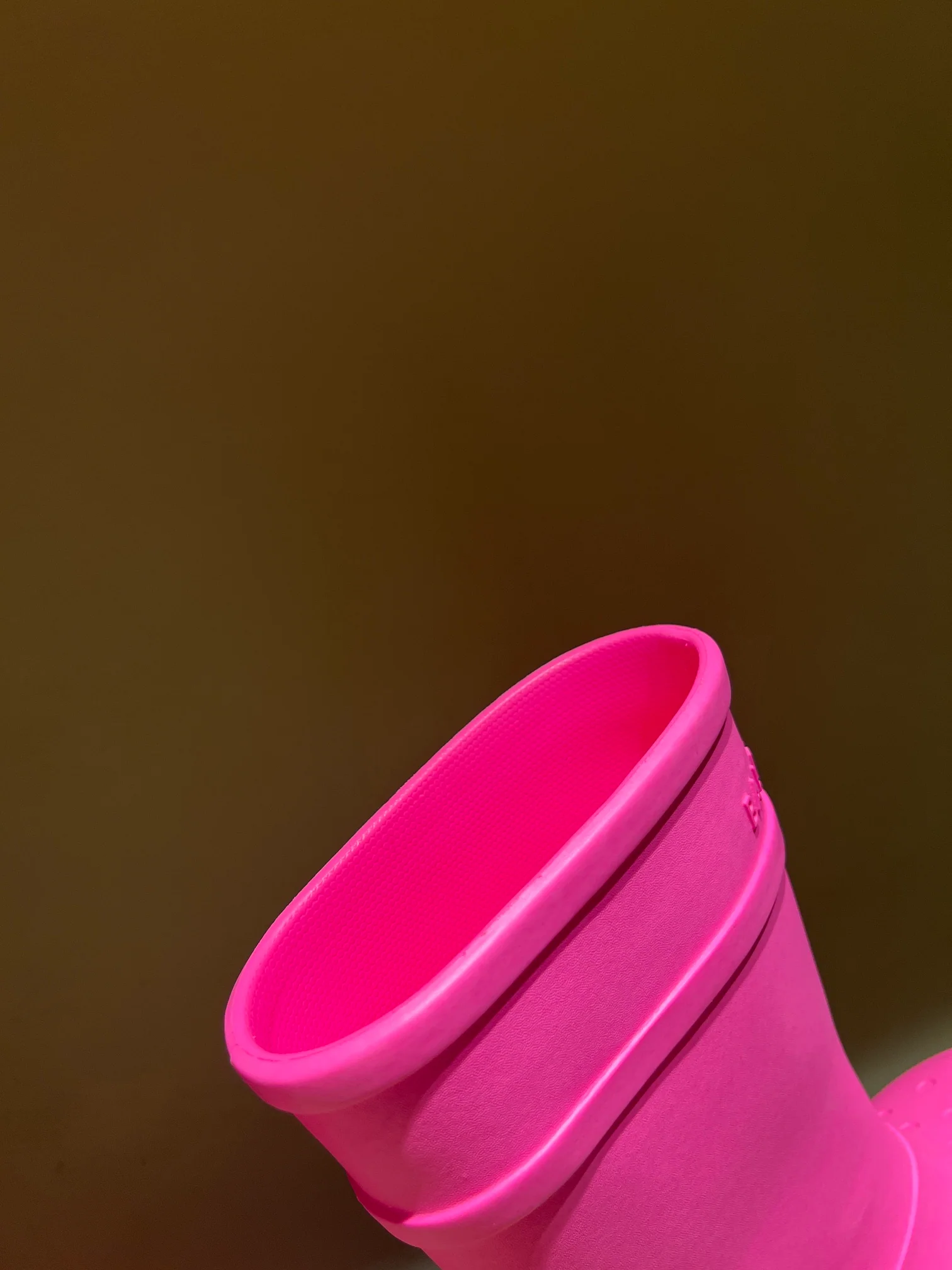 Резиновые сапоги Balenciaga на противоскользящей платформе из коллекции осень/зима 2022 x Crocs - розовые.