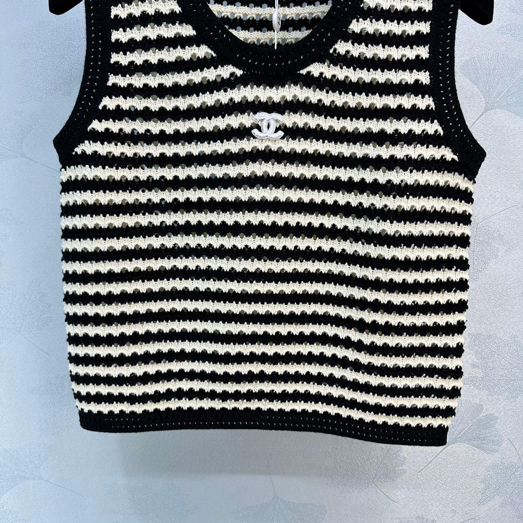 Chanel 2404 - Премиальный черно-белый жилет с блочным дизайном, тканой отделкой и надписью - Черный