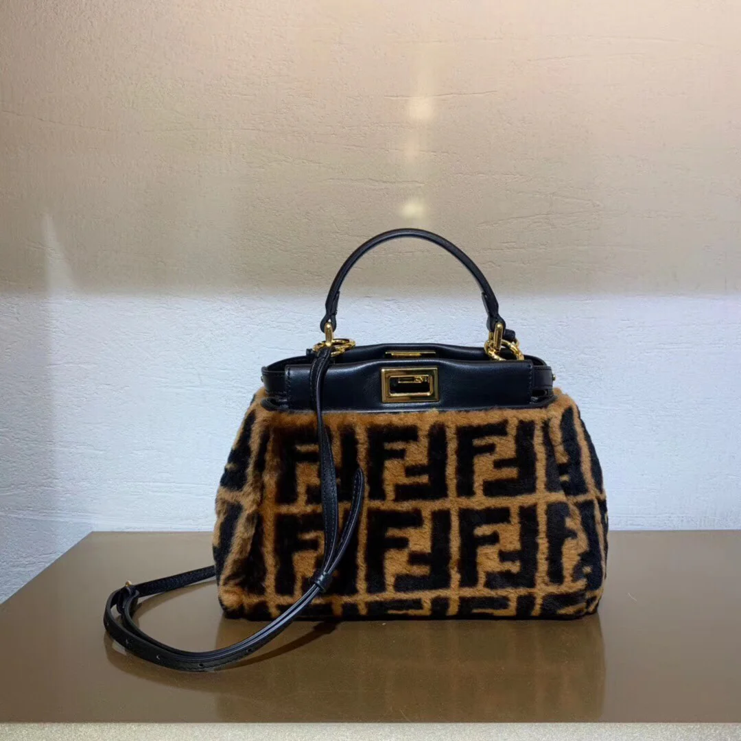 Шерстяная сумка Fendi с выглядывающими элементами
