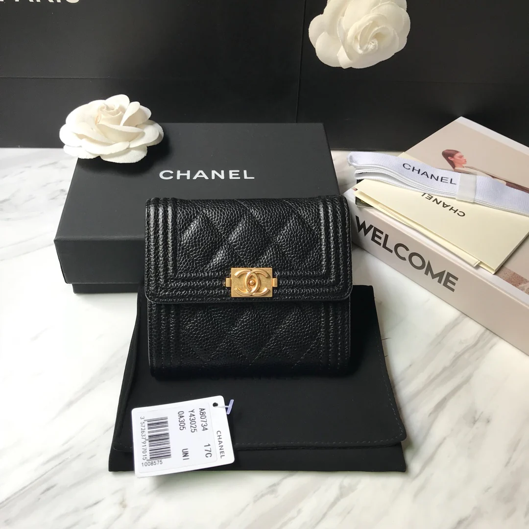 Короткий трехсекционный кошелек Chanel Le Boy - черная кожа цвета личи с золотой пряжкой
