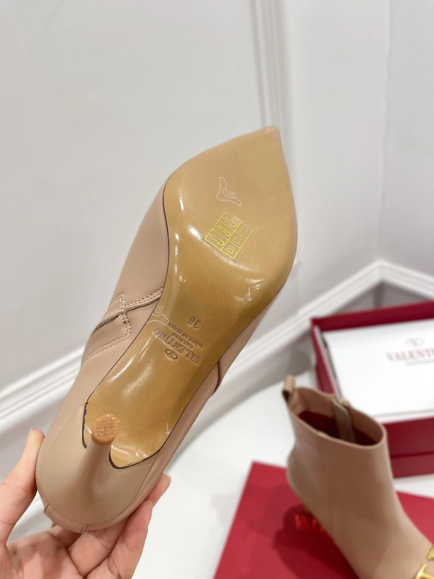 Новинка сезона осень/зима 2022 от Valentino - большие ботильоны с V-образным вырезом.