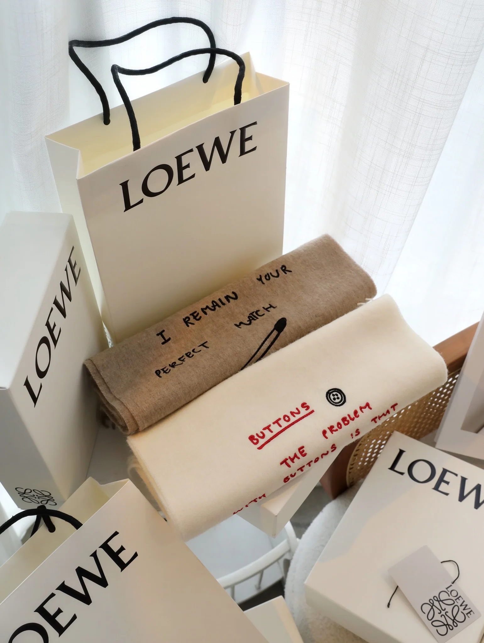 Шарф Loewe с вышивкой пуговицами в виде анаграммы - 35 см - 180 см - 100% овечья шерсть