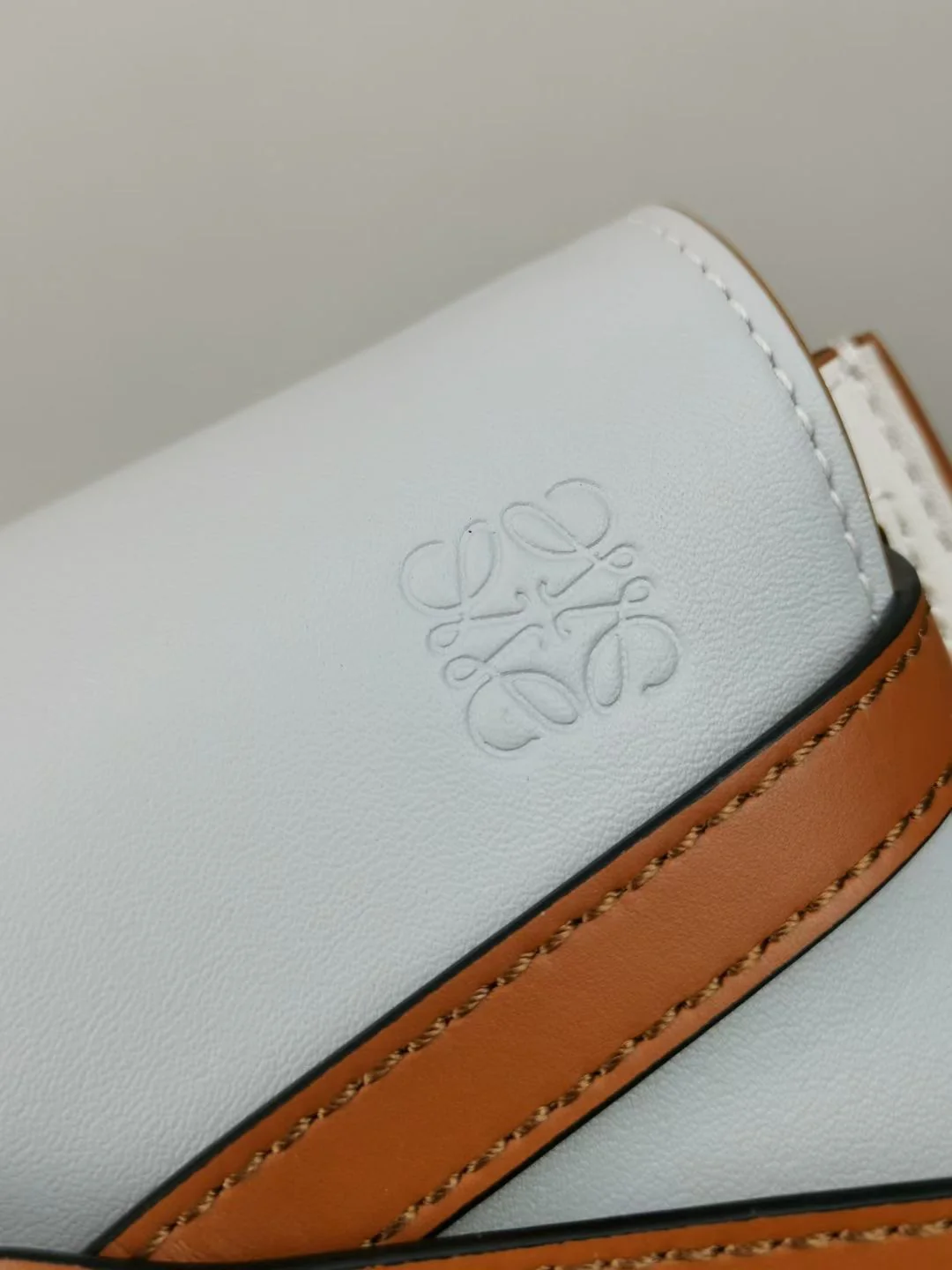 Loewe-gate-mini-21x12-5x9-5-cm-15