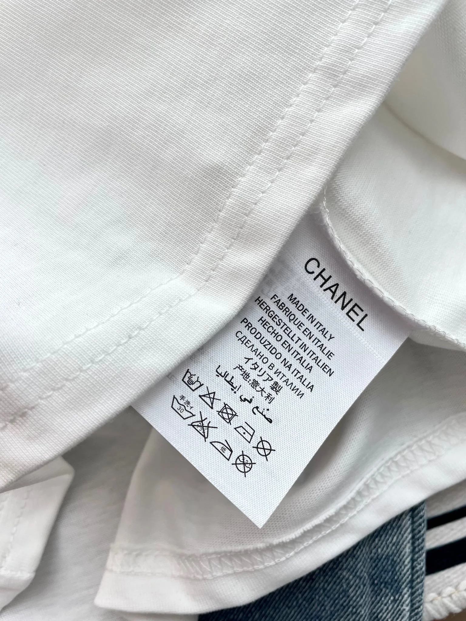 Chanel 2403 - Футболка свободного кроя с коротким рукавом и плотной вышивкой букв