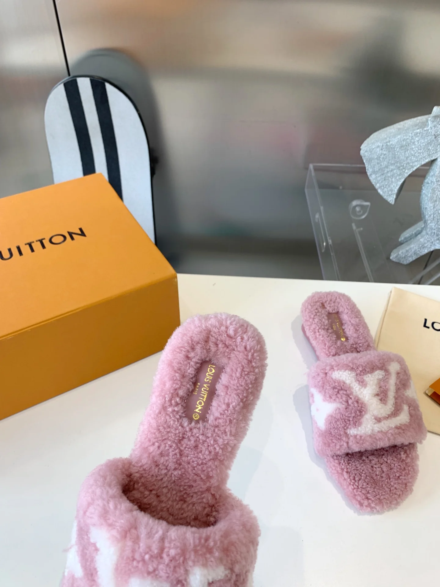 Новинка LV 2022 года - Меховые тапочки - Розовые