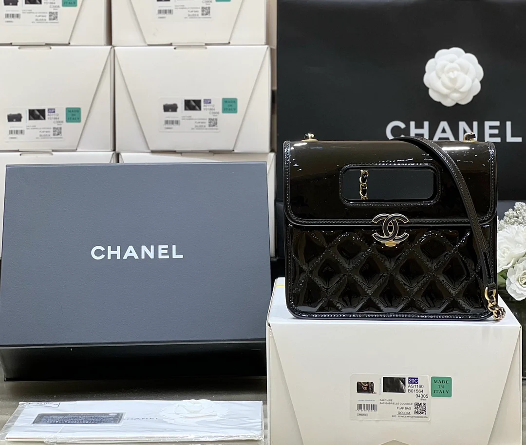 Новинка сезона весна/лето 2023 от Chanel - Лакированная кожа - Сумка-конверт