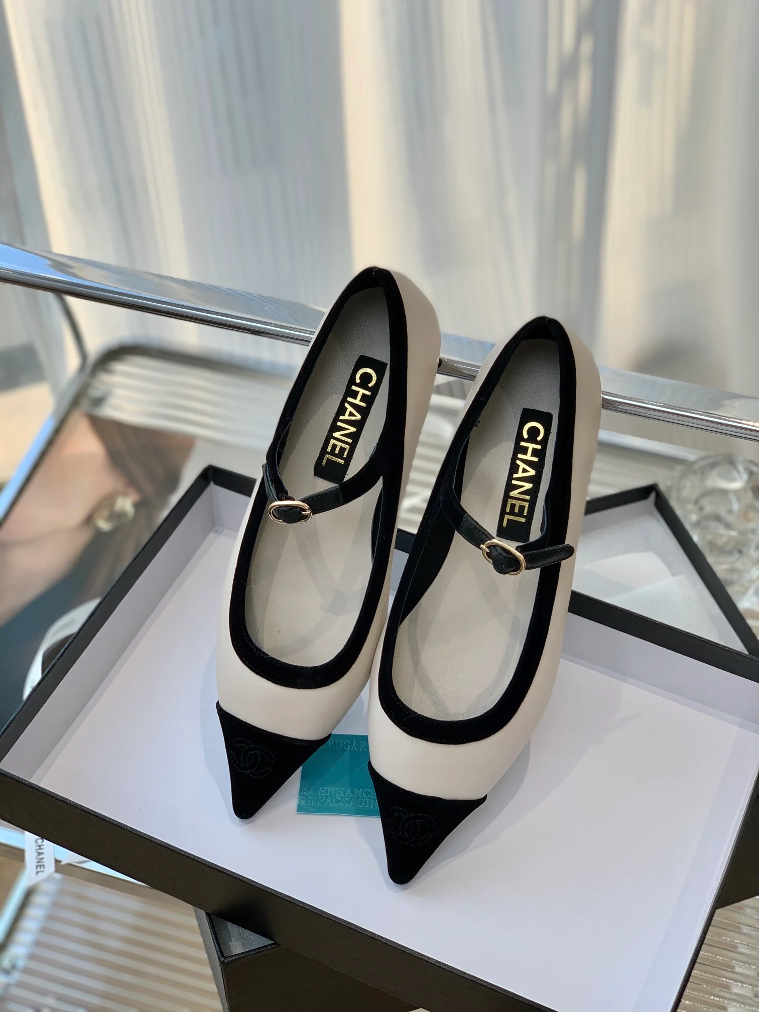 Туфли ?Мэри Джейн? от Chanel — бархат и овечья кожа — белые.