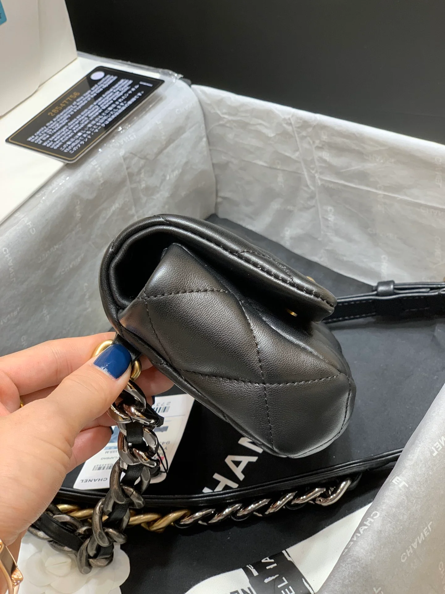 Поясная сумка Chanel 19 - мини-сумка с клапаном, черная