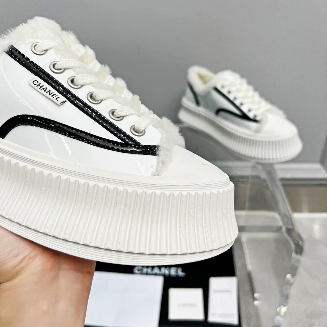 Весенняя коллекция Chanel 2022 — Пушистые повседневные туфли на платформе — Белые