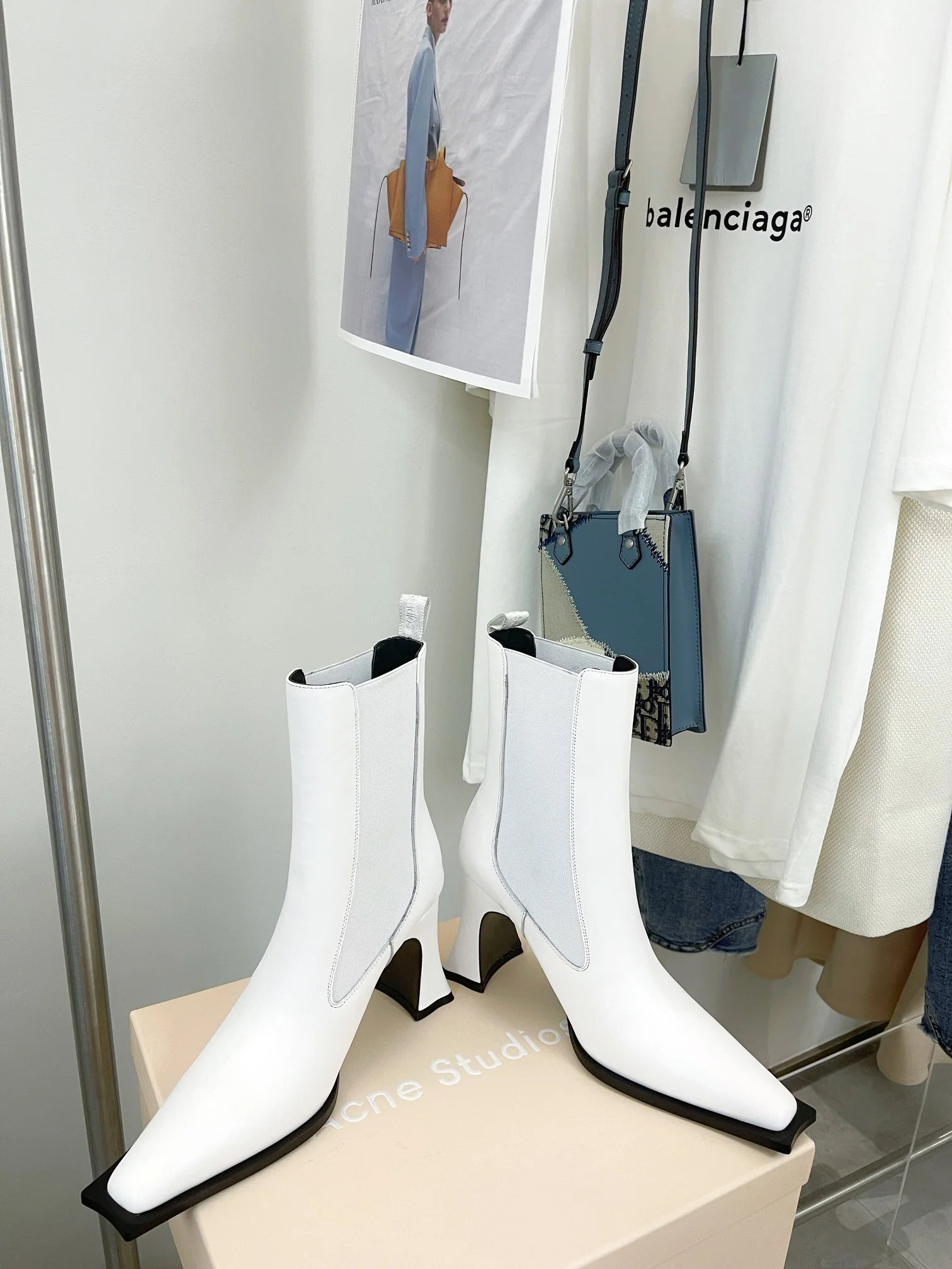 Кожаные сапоги Dior с острым носком на высоком каблуке - белые