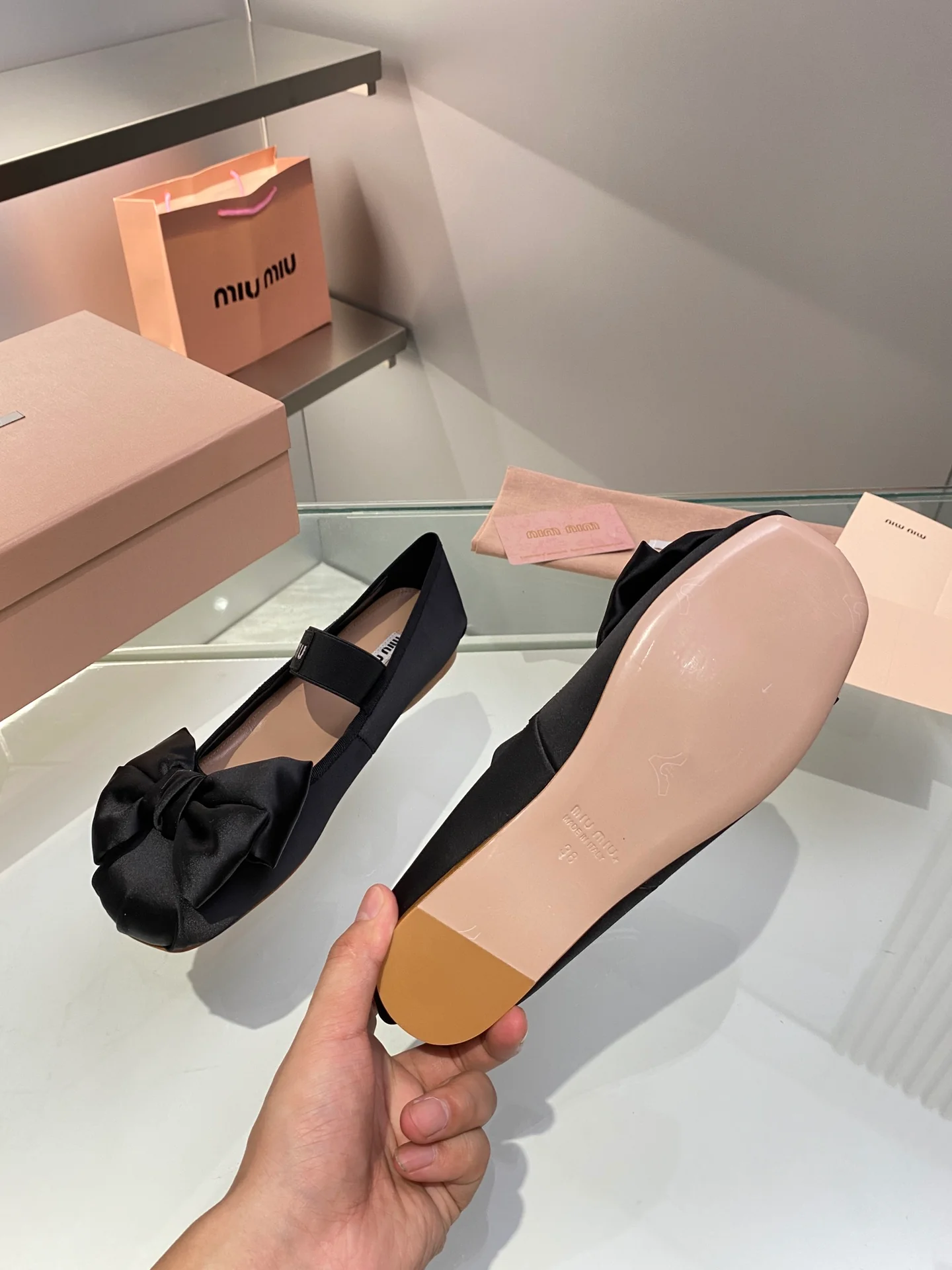 Новинка весны 2022 года от Miu Miu - Балетки с бантом - Черные