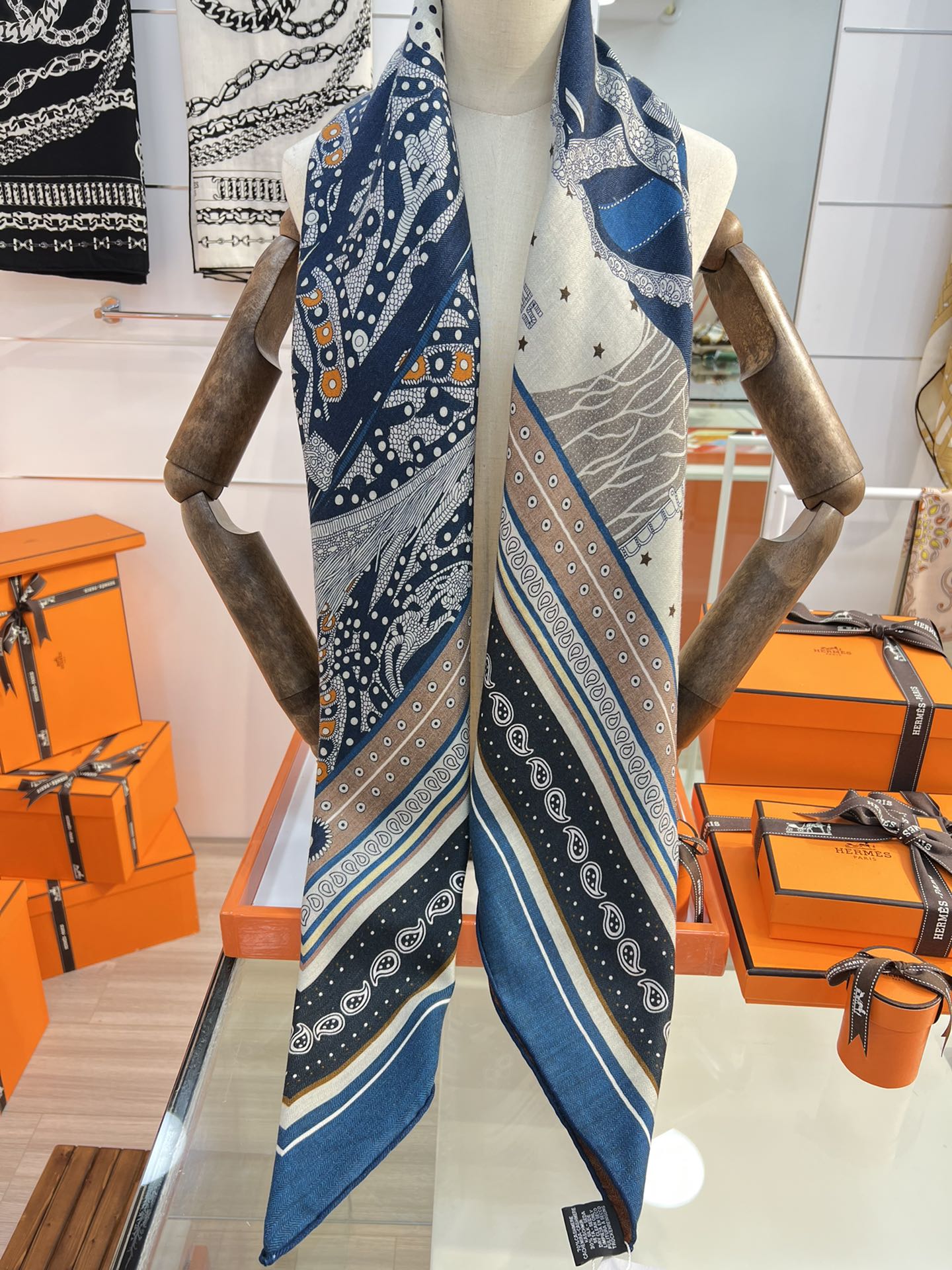 Большой двусторонний бархатный шарф Hermes - 140 см - 002