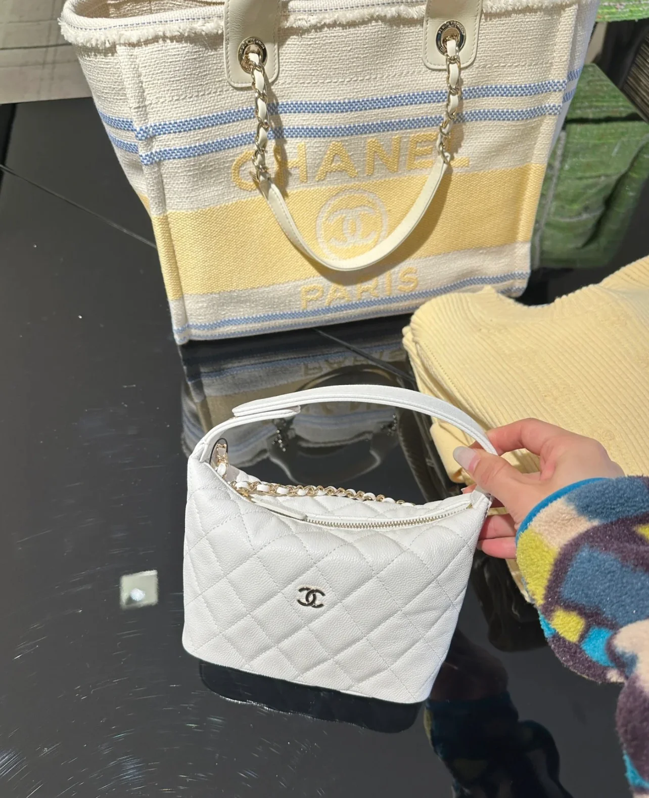 Пляжная сумка Chanel 25c, косметичка, ярко-желтая.