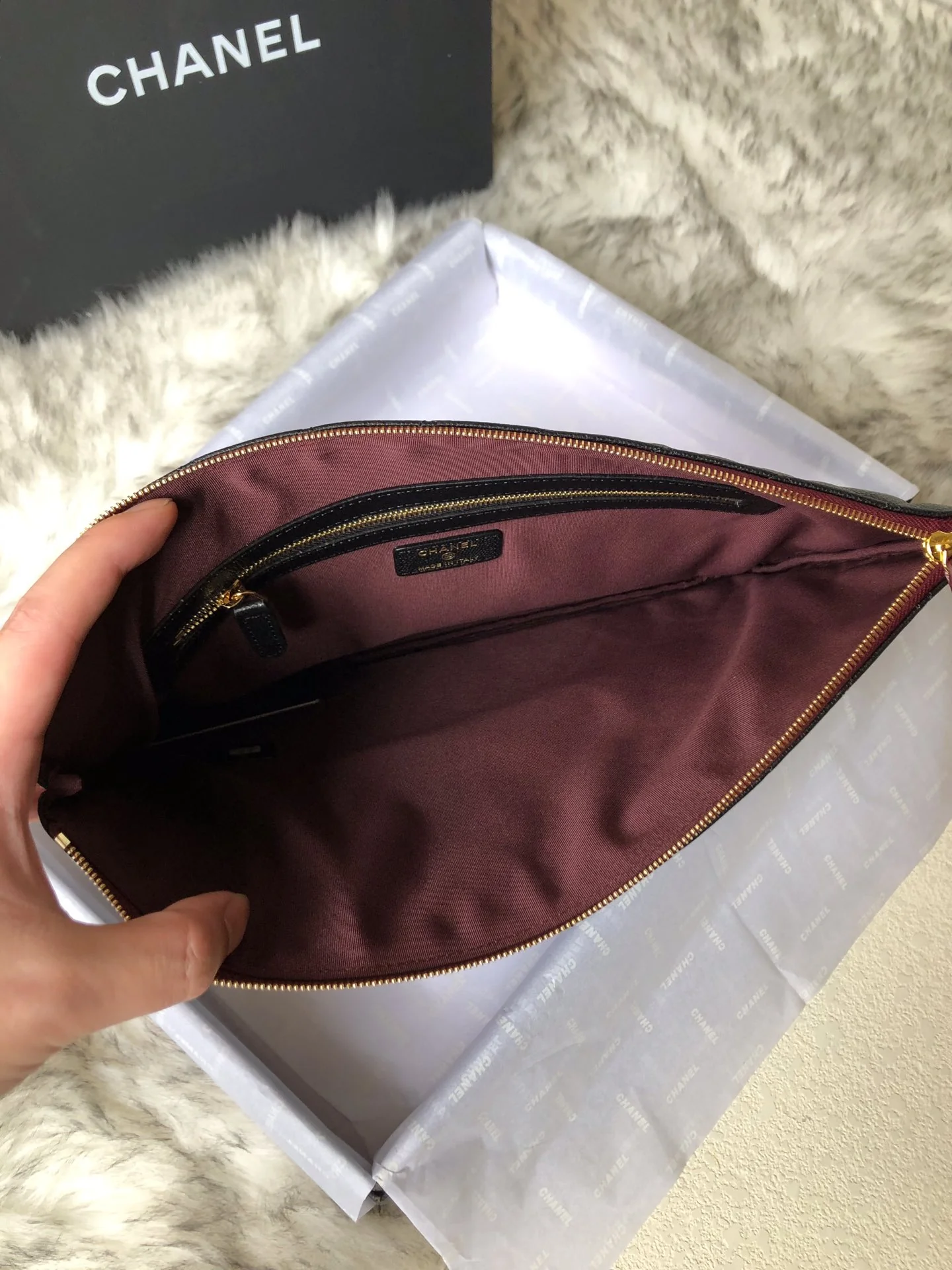 Большая сумка-клатч Chanel с золотой фурнитурой