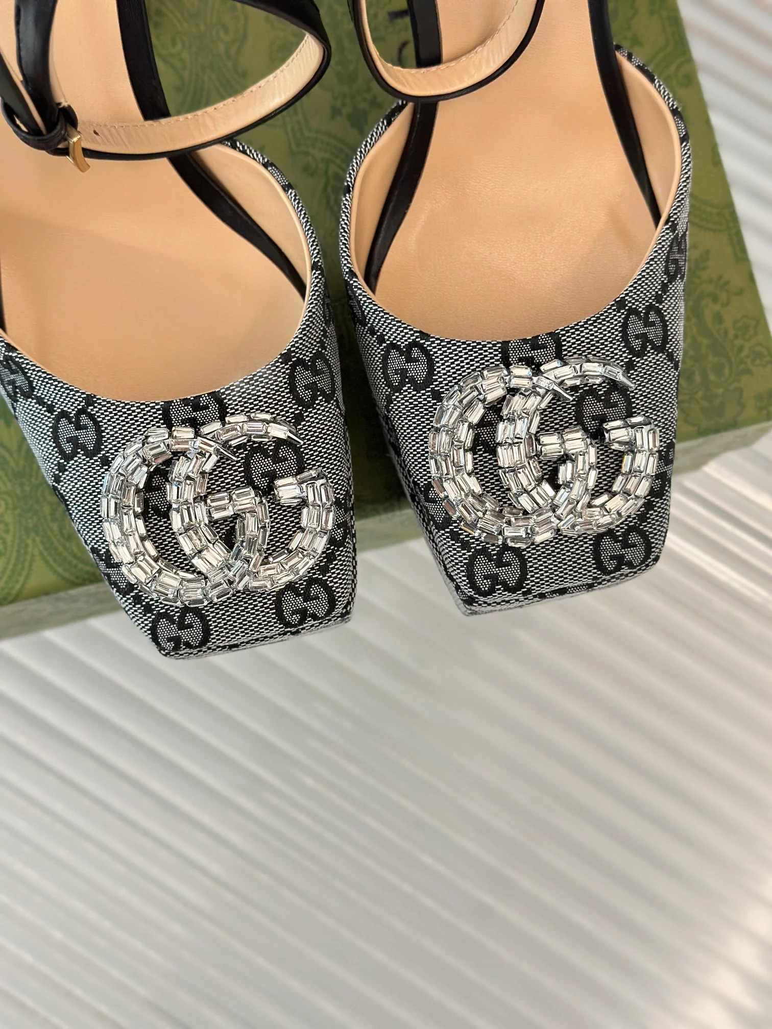 Босоножки на высоком каблуке Gucci 2024 — серые