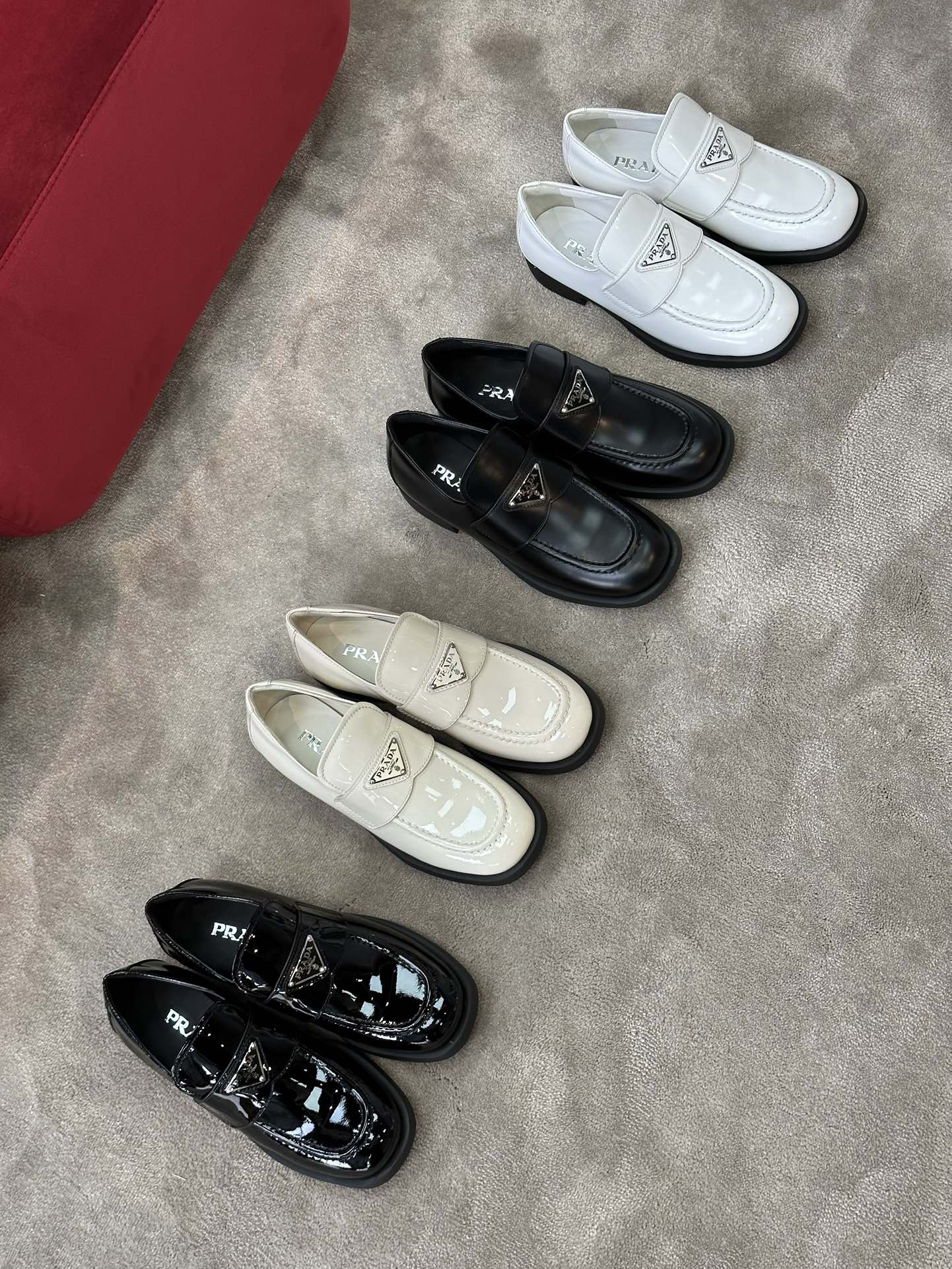 Кожаные лоферы Prada 2024 — изображение из коллекции