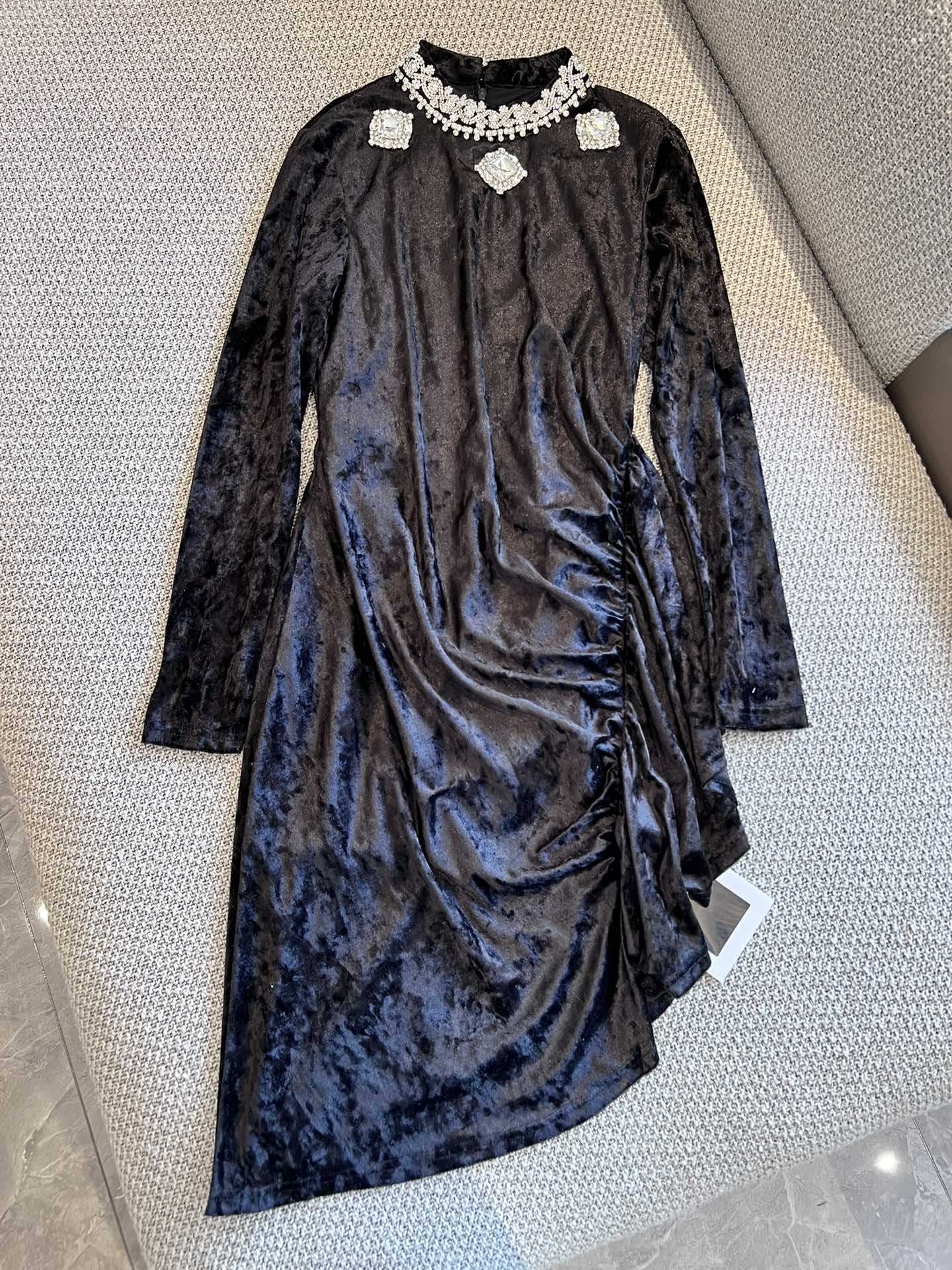 Chanel 2403 — Изысканное бархатное платье класса люкс с воротником-стойкой, украшенным стразами, и асимметричными длинными рукавами — Черное