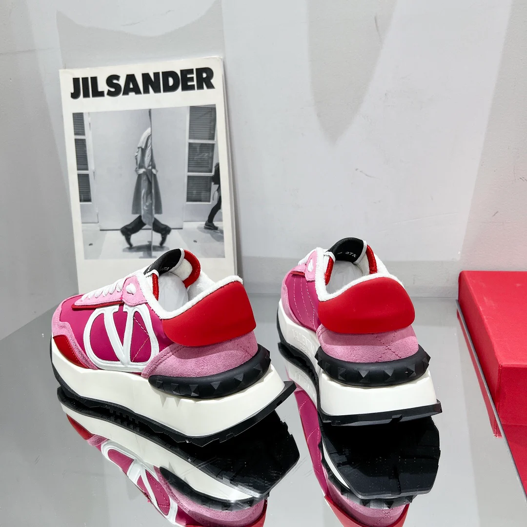 Новинка сезона весна/лето 2022 от Valentino - Кроссовки из шелковой кожи - Унисекс - Розовые