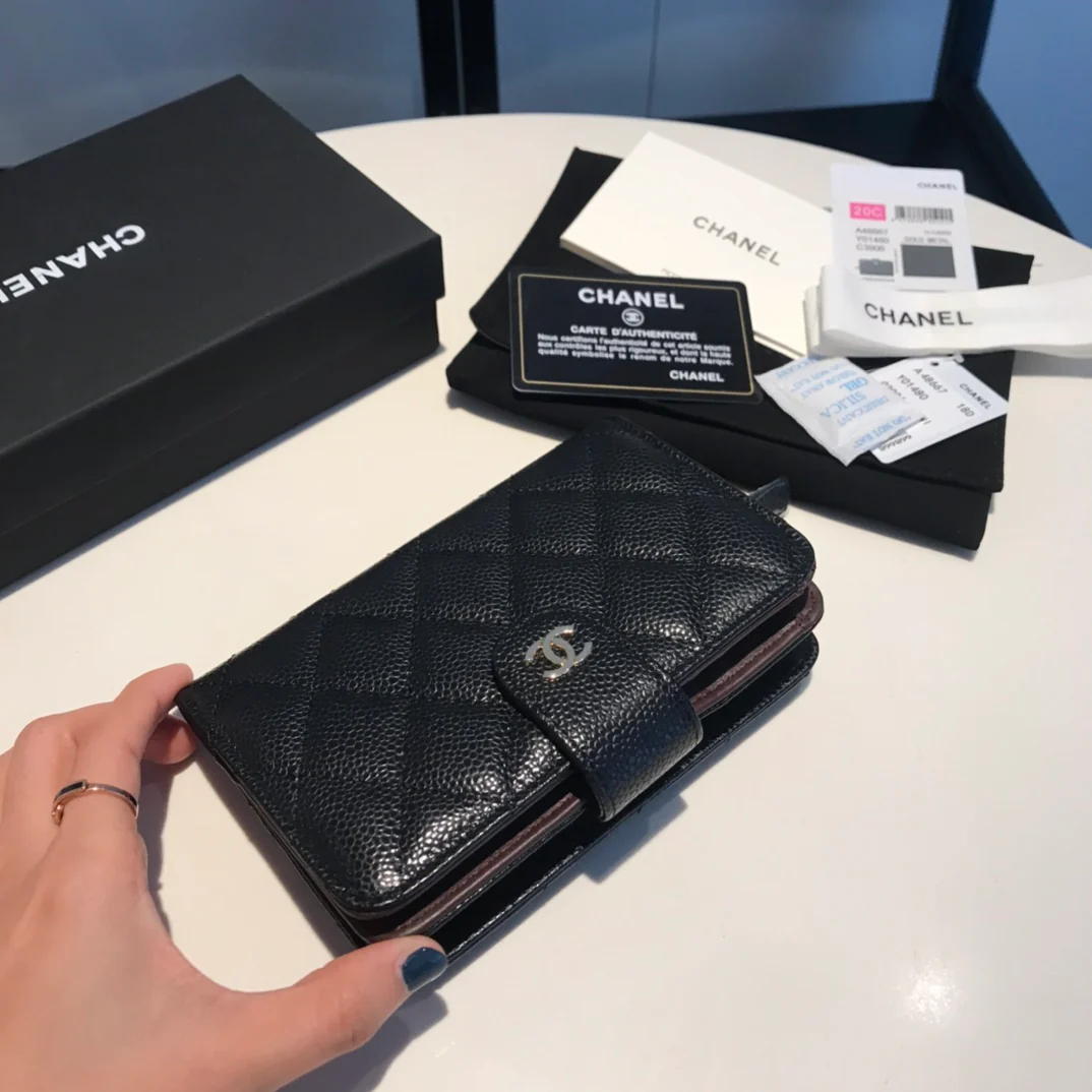 Куртка средней длины из серии Chanel CF — черная зернистая кожа с серебристой фурнитурой.