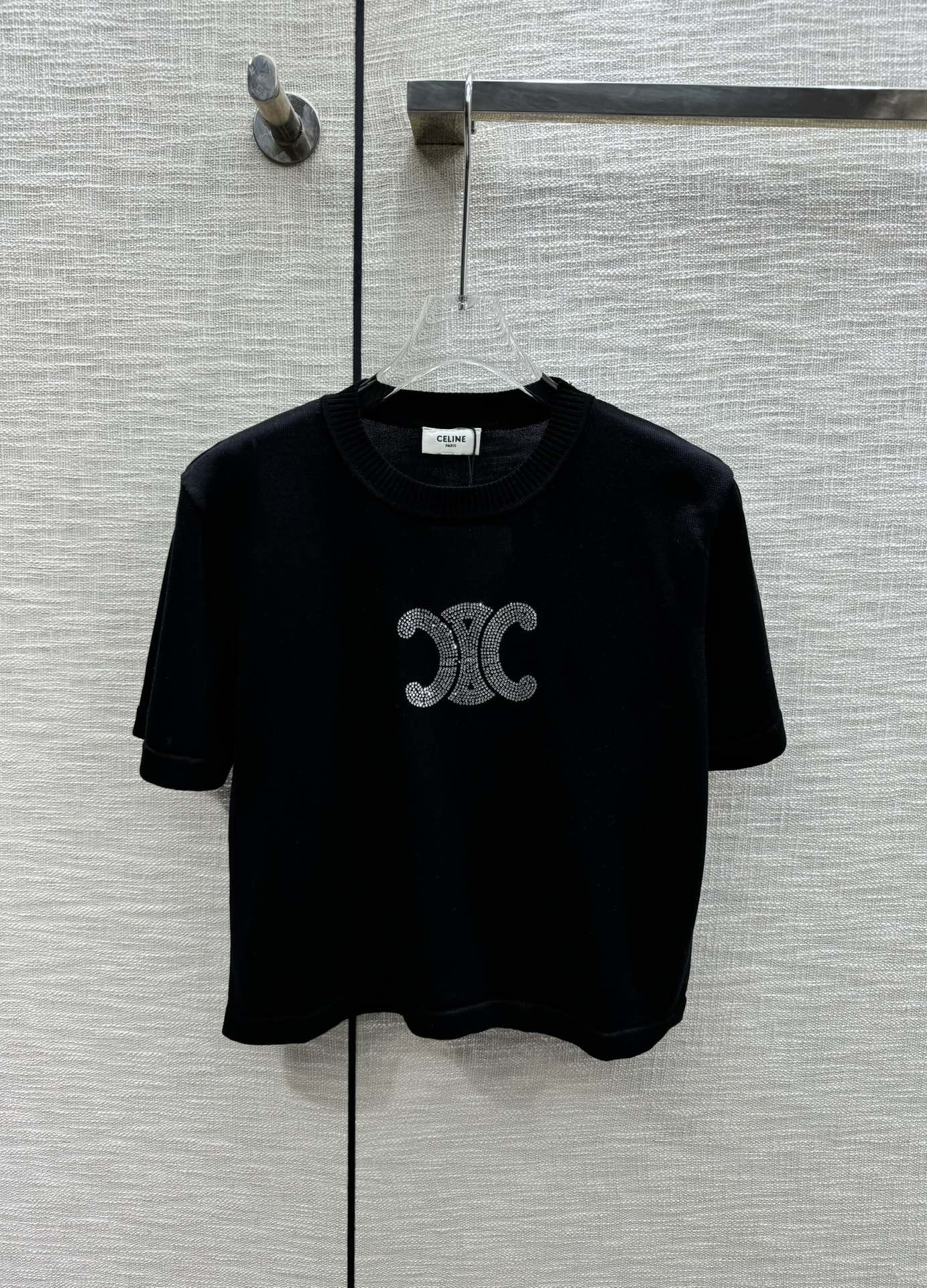 Celine - 2403 - Весна/Лето 2024 Вязаная футболка с коротким рукавом и логотипом, украшенным стразами - Черная