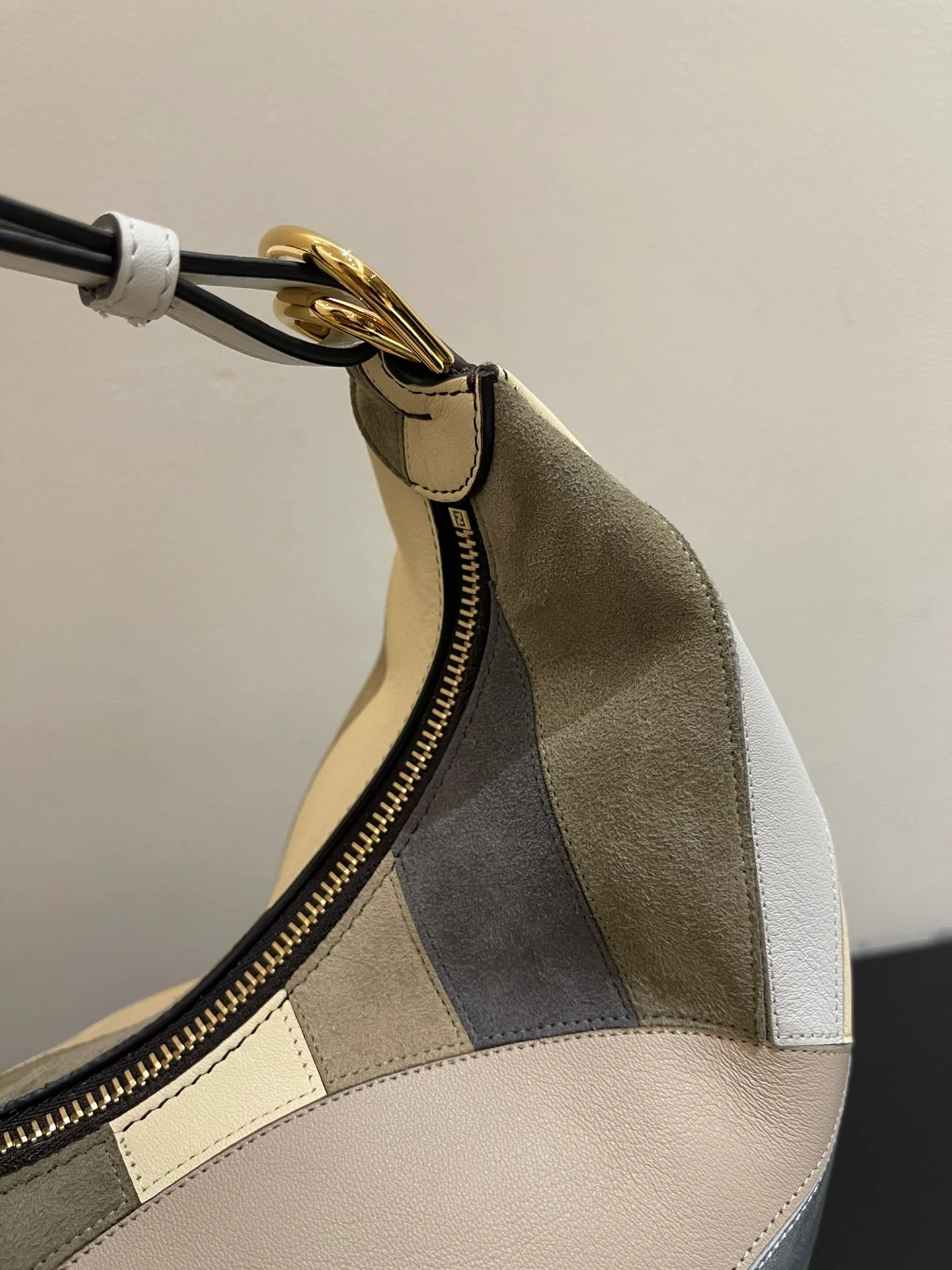 Fendi-fendigraphy - Большая сумка под мышку в форме полумесяца