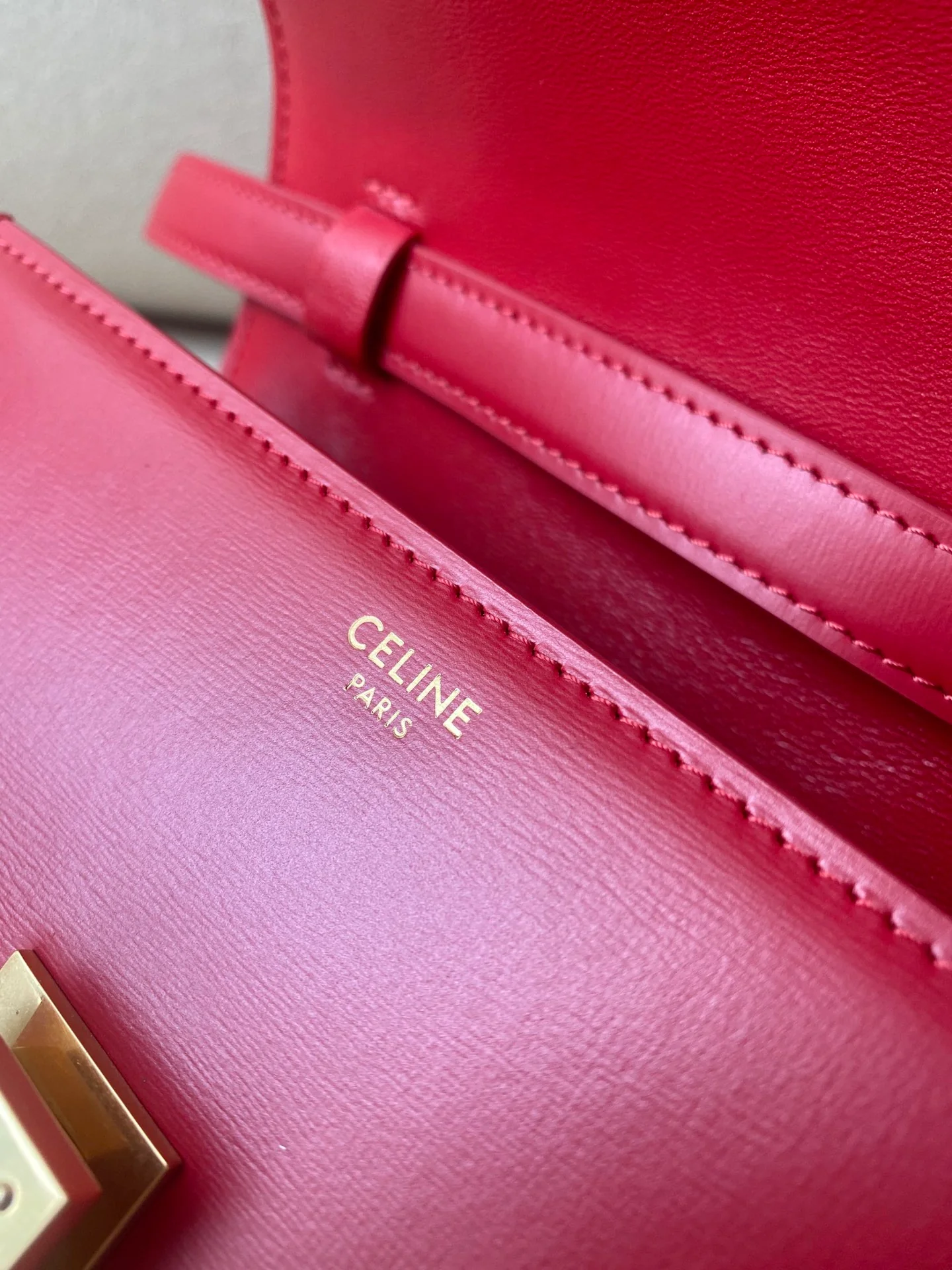 Сумка Celine Box-Tteen из полированной телячьей кожи - красная.