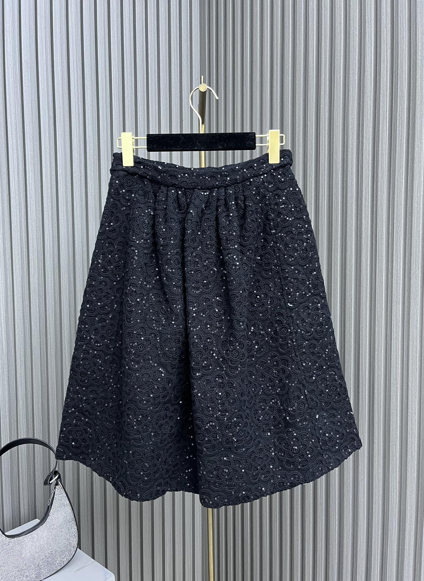 Chanel - Новинка 2403-24: Короткий костюм, расшитый пайетками - Черный